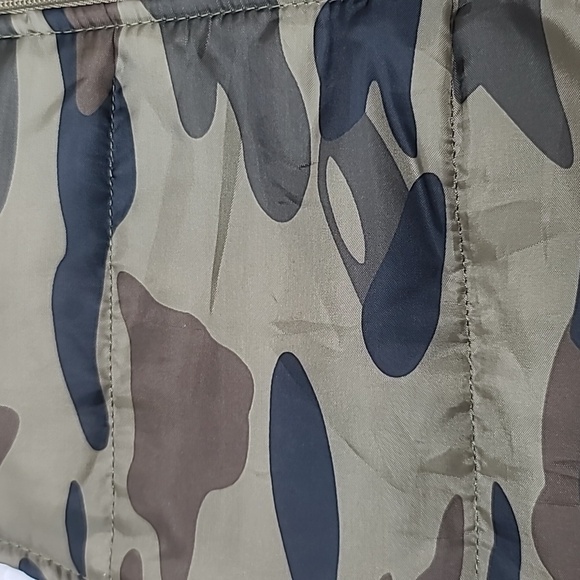 Revolution Kids Lightweight Camo Puffer Vest Jacket in Green/Gray/Black - Picture 8 of 17